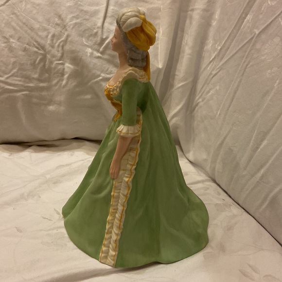 Franklin Mint “Marie Antoinette “ porcelain figurine 1982 - Picture 4 of 7